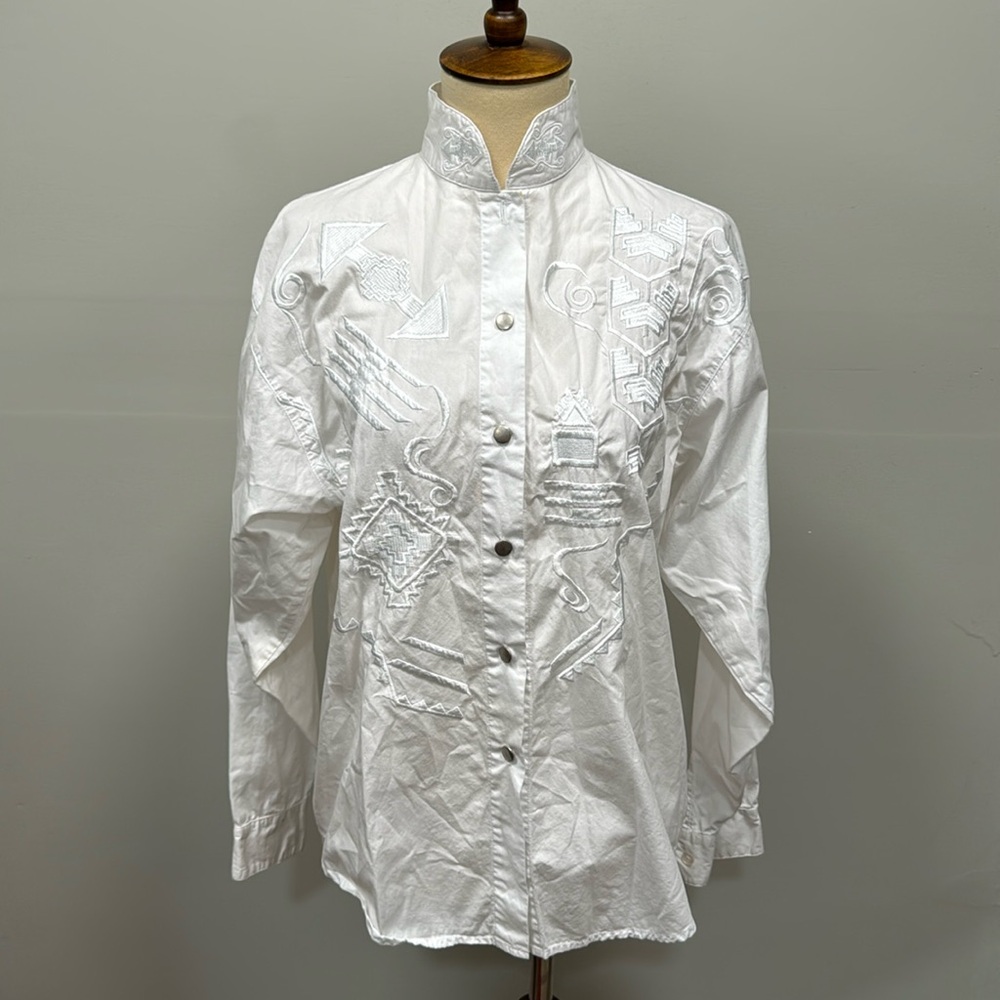 Vintage Ranch and Town white embroidered button down top women’s sz S